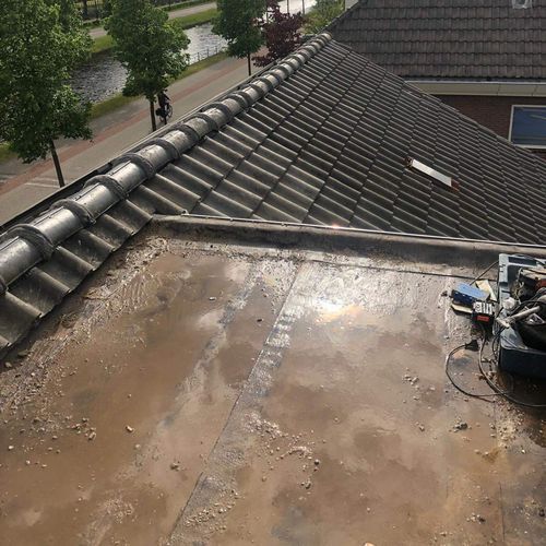Een oude dakkapel met lekkages Een oude dakkapel in Naarden