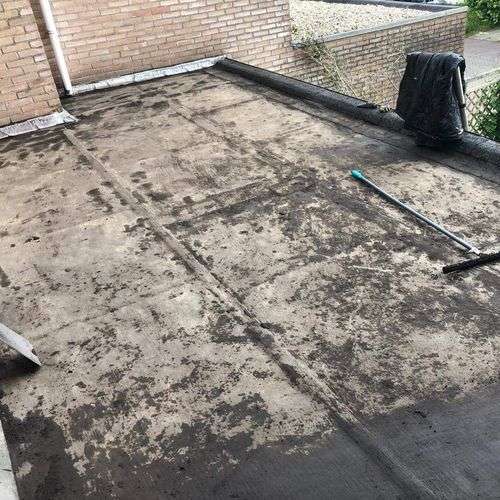 Schoonmaken van een plat dak in Naarden Schoonmaken van een plat dak in Naarden